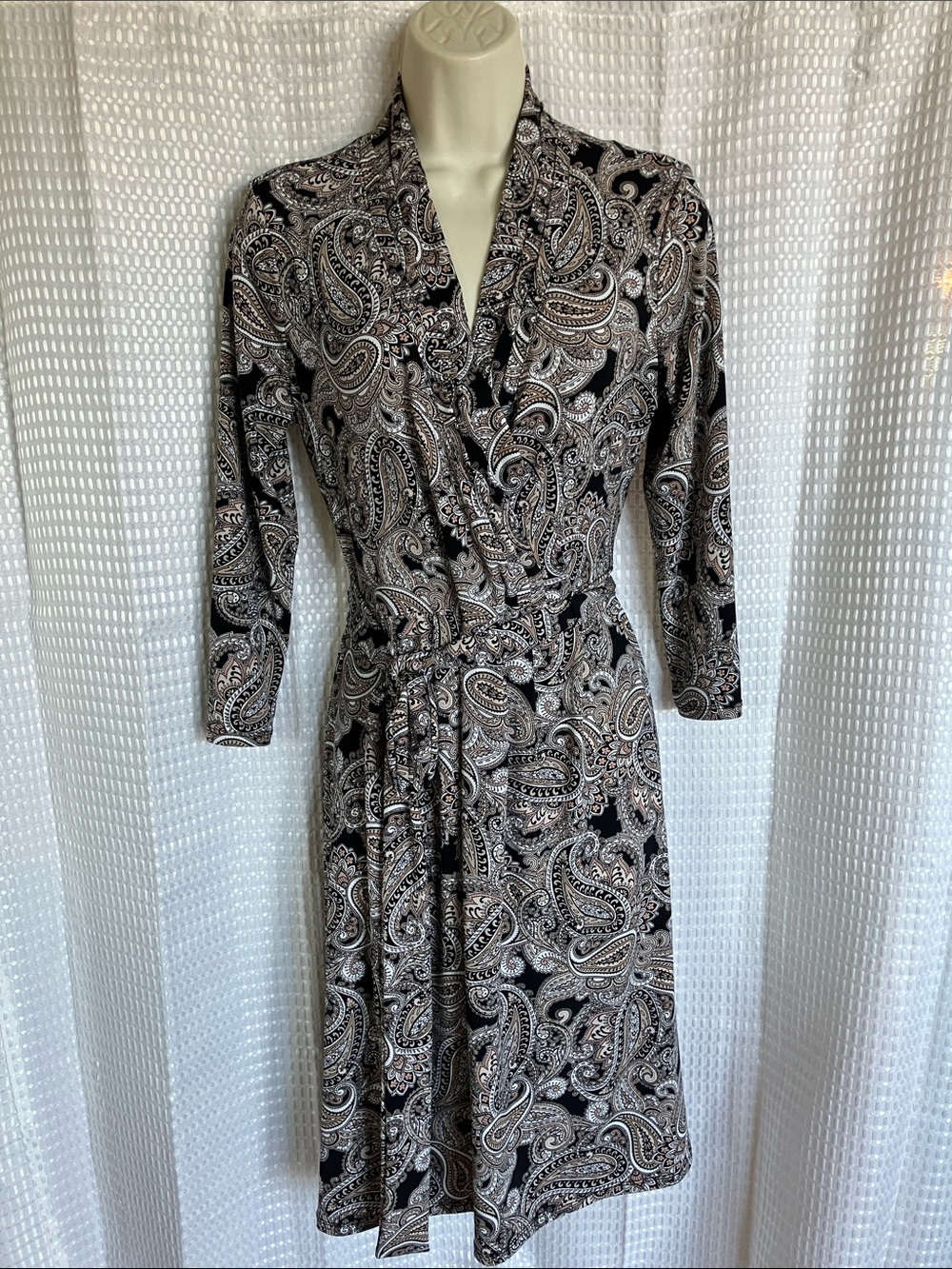 Liz Claiborne Paisley Dress Stretch Sz M Black White Tan 3/4 Sleeve Belted Knee
